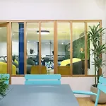 Hostel The Playce - *