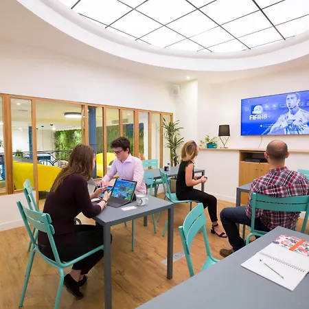 The Playce - Hostel