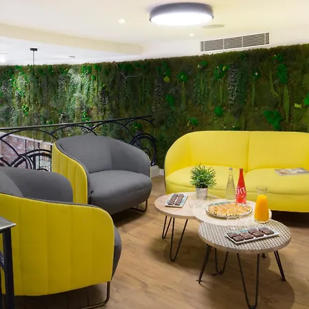 The Playce - אכסניה