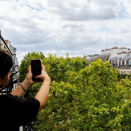 Glint Paris