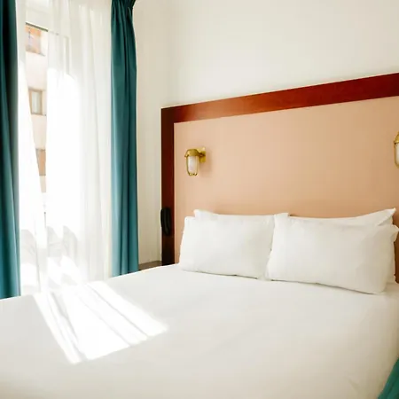 Glint Hostel Paris