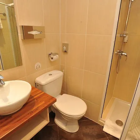 Glint Paris Hostel *