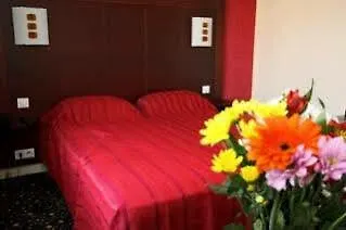Glint Paris Hostel *